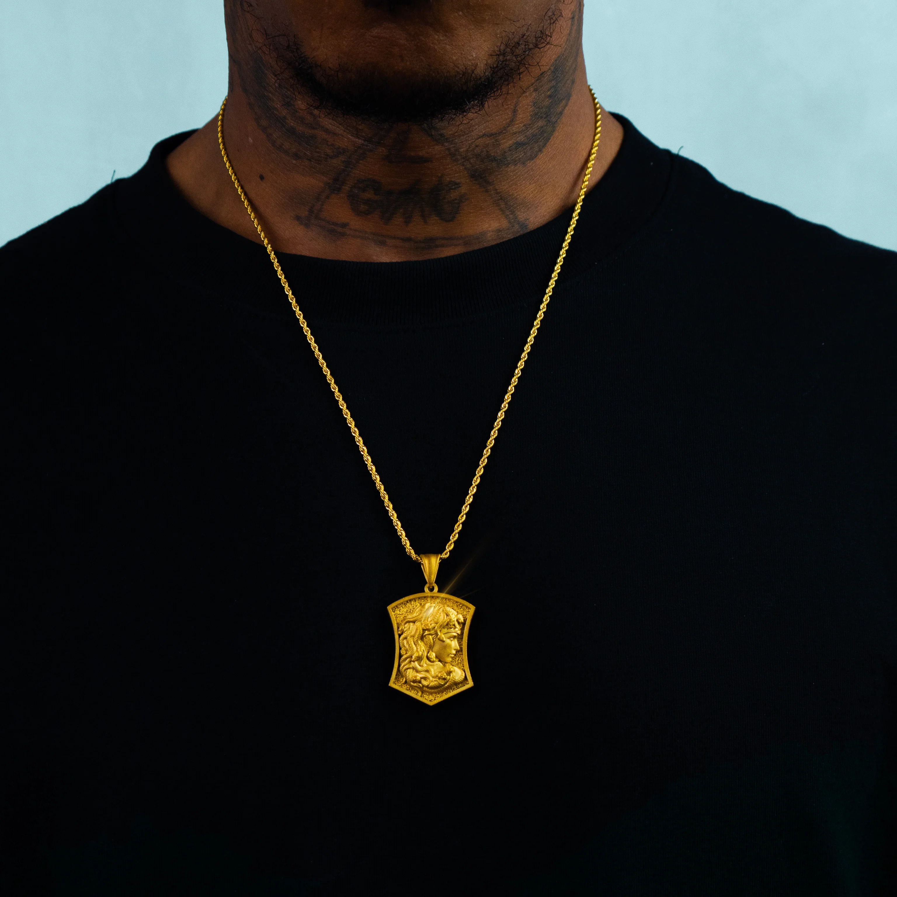 Colgante Escudo Medusa Oro 18k - Image 3