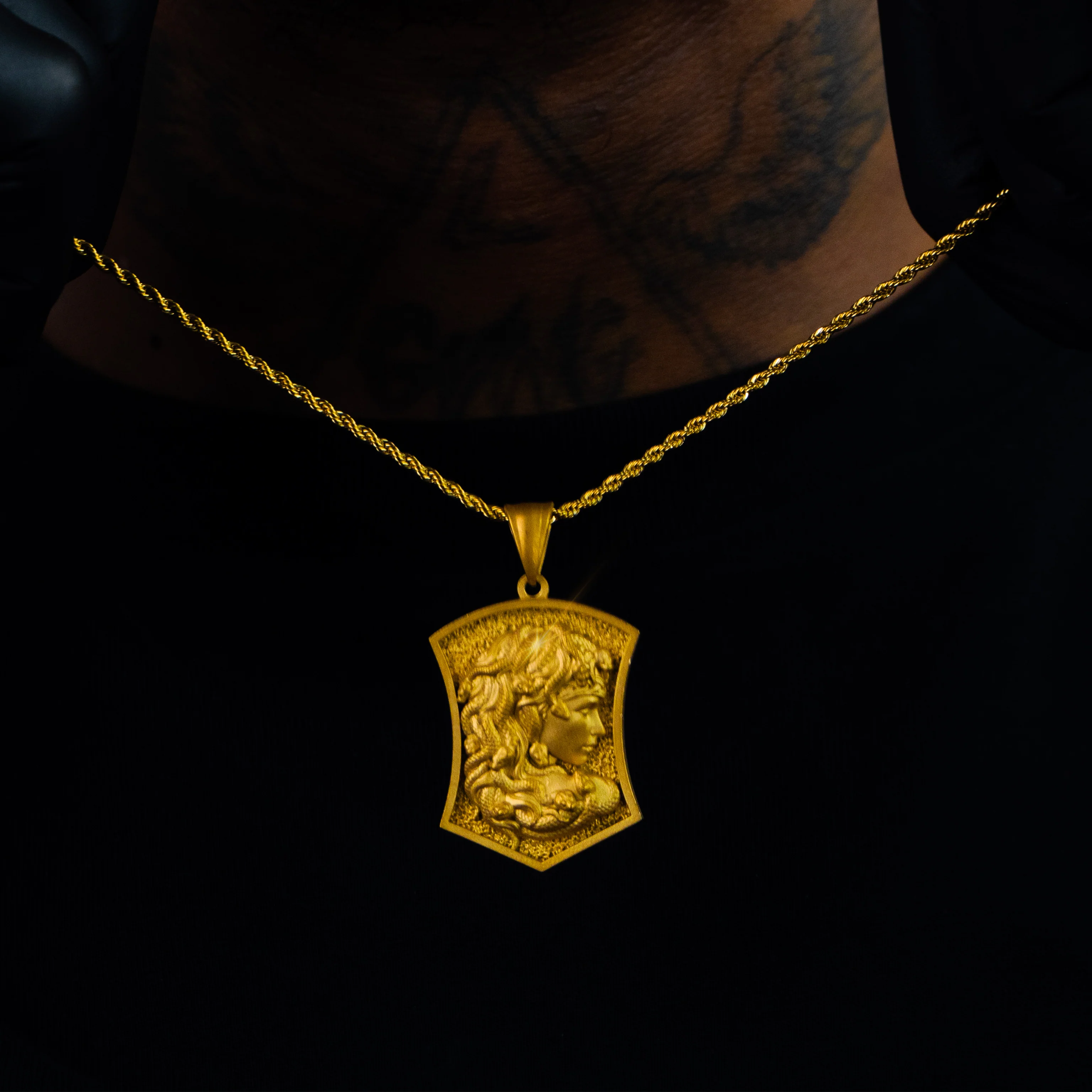 Colgante Escudo Medusa Oro 18k - Image 5