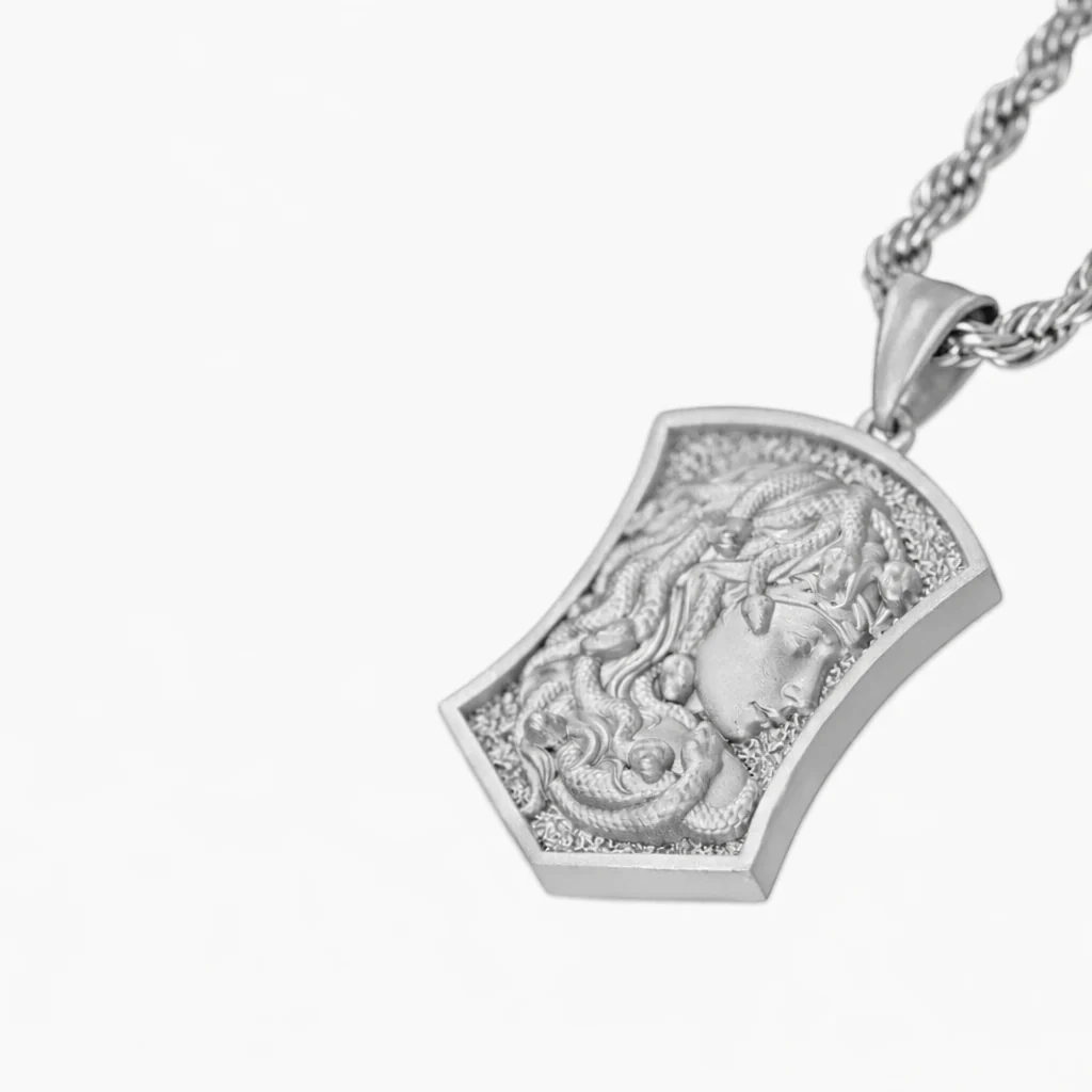 Colgante Escudo Medusa Oro Blanco - Image 3